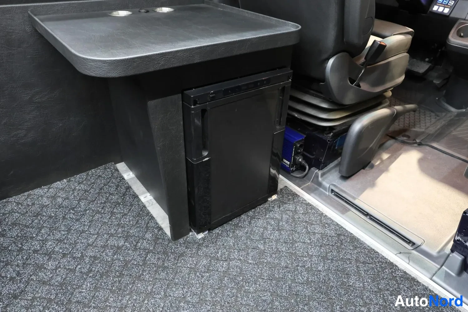 Sininen Mercedes-Benz Sprinter 2026, ohjaamo, kuva 13
