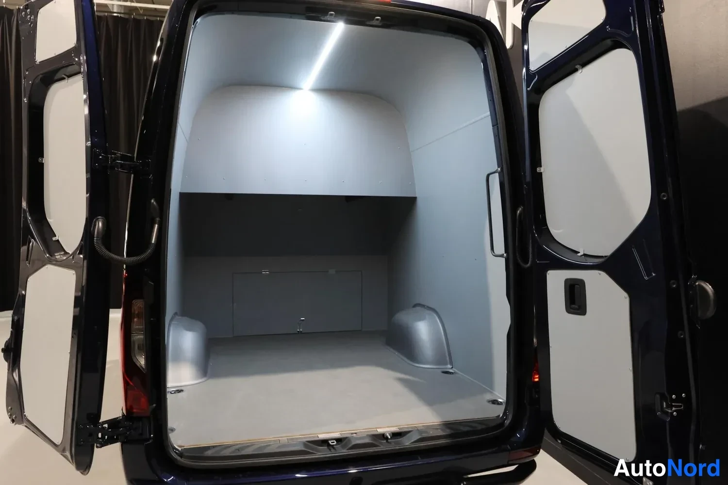 Sininen Mercedes-Benz Sprinter 2026, tavaratila, kuva 17