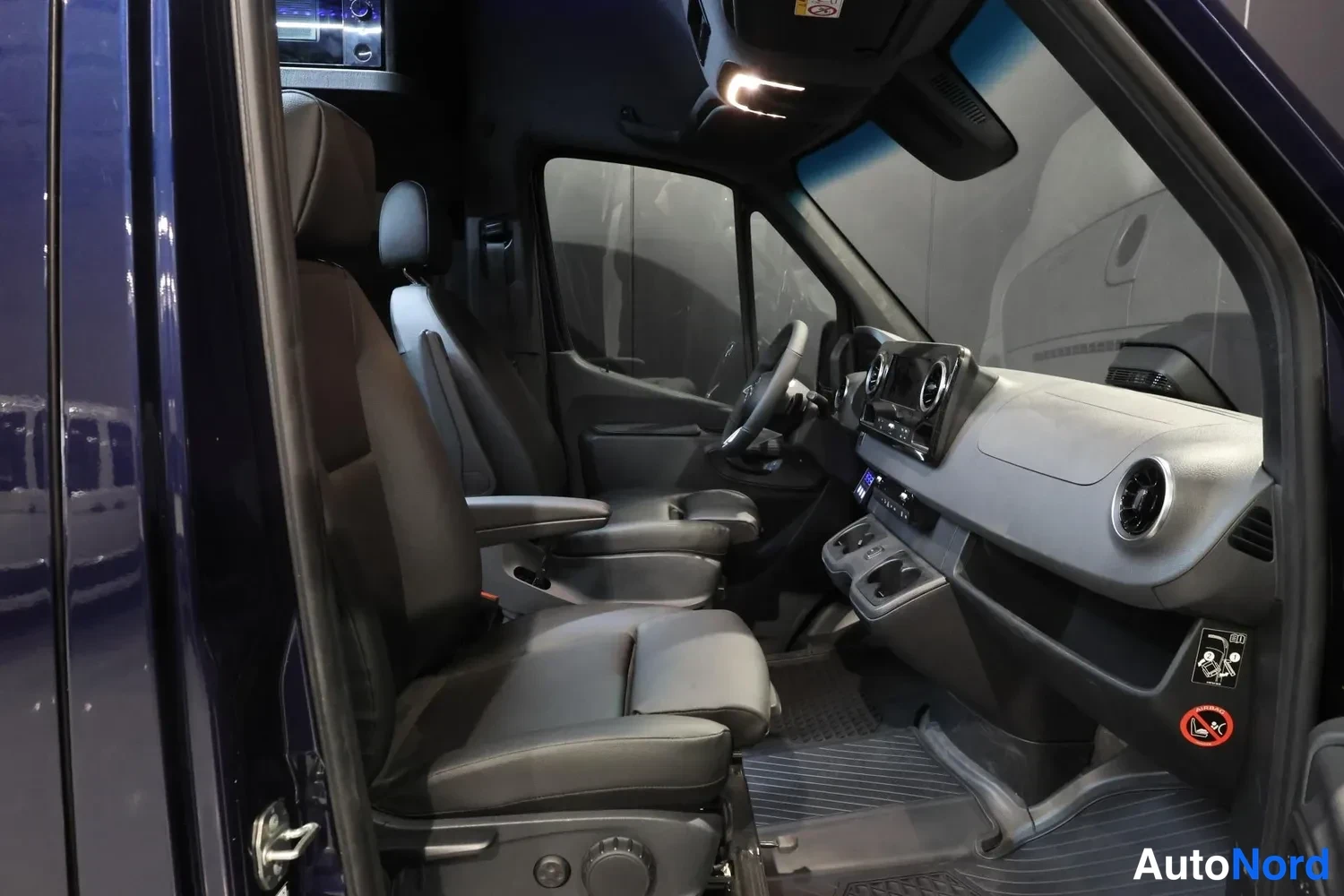 Sininen Mercedes-Benz Sprinter 2026, etuistuimet, kuva 14