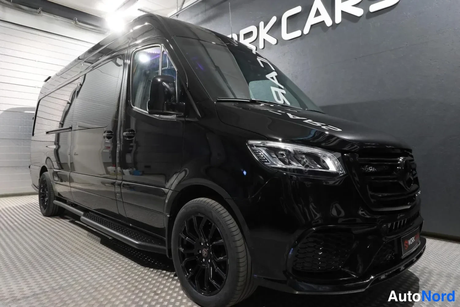 Musta Mercedes-Benz Sprinter 2026, etuviisto, keula oikealle, kuva 4