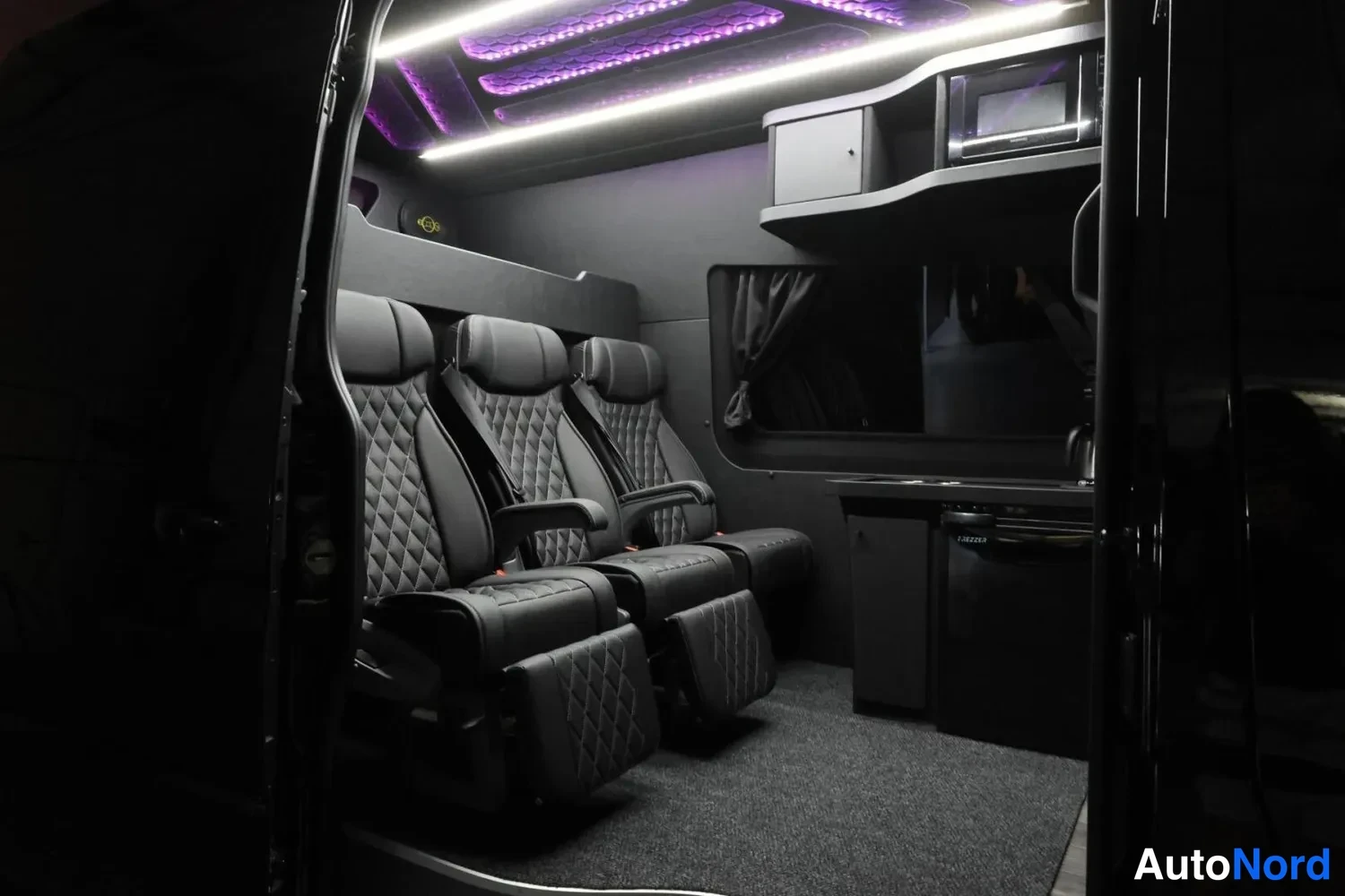 Musta Mercedes-Benz Sprinter 2026, takaistuimet, kuva 19