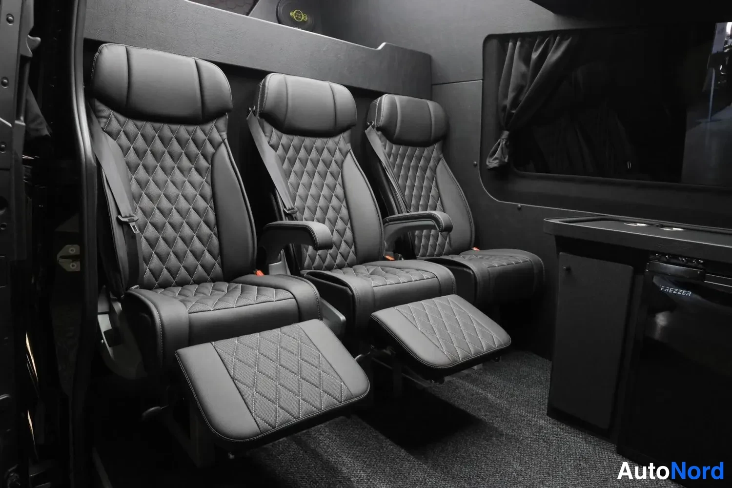 Musta Mercedes-Benz Sprinter 2026, takaistuimet, kuva 20