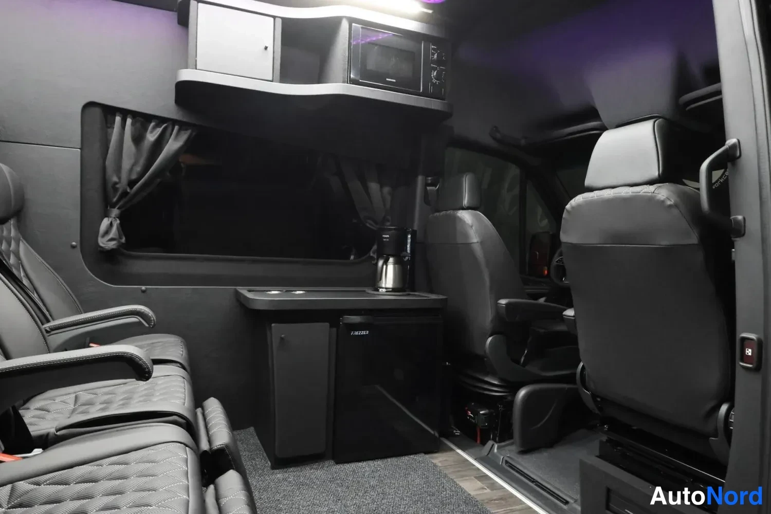 Musta Mercedes-Benz Sprinter 2026, ohjaamo, kuva 13