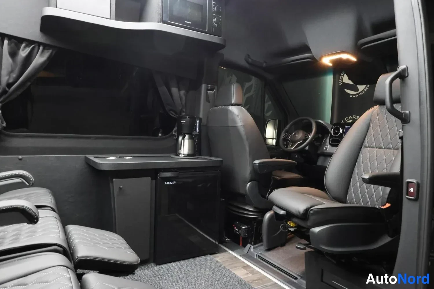 Musta Mercedes-Benz Sprinter 2026, ohjaamo, kuva 14