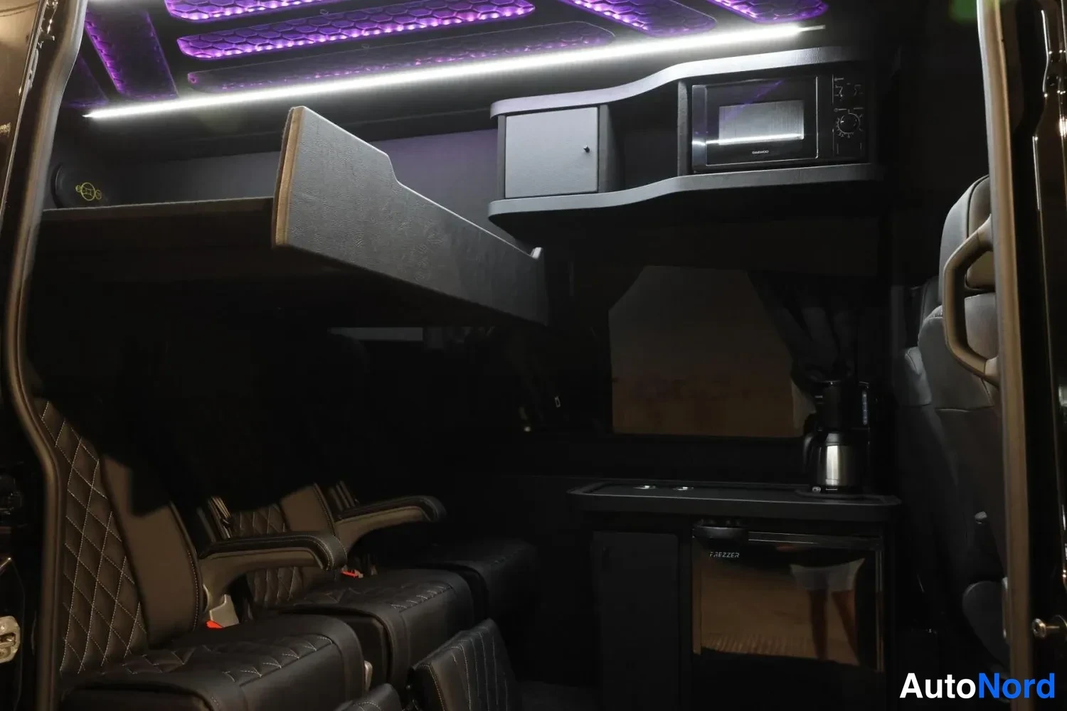 Musta Mercedes-Benz Sprinter 2026, ohjaamo, kuva 17