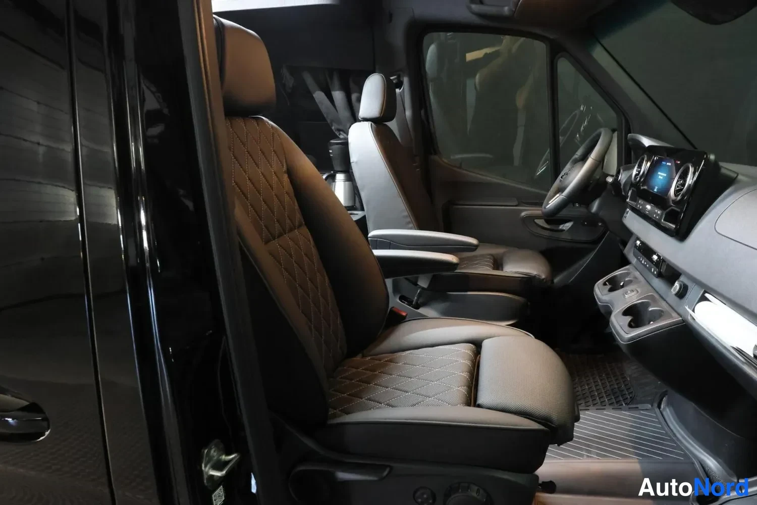 Musta Mercedes-Benz Sprinter 2026, etuistuimet, kuva 18