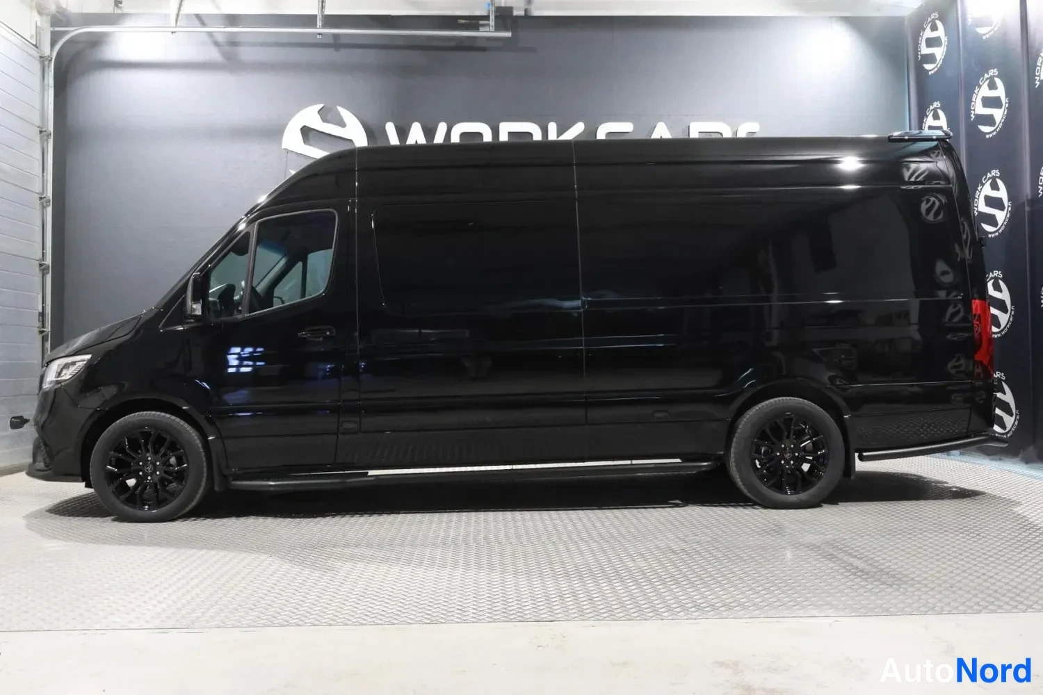 Musta Mercedes-Benz Sprinter 2026, sivulta, kuva 7