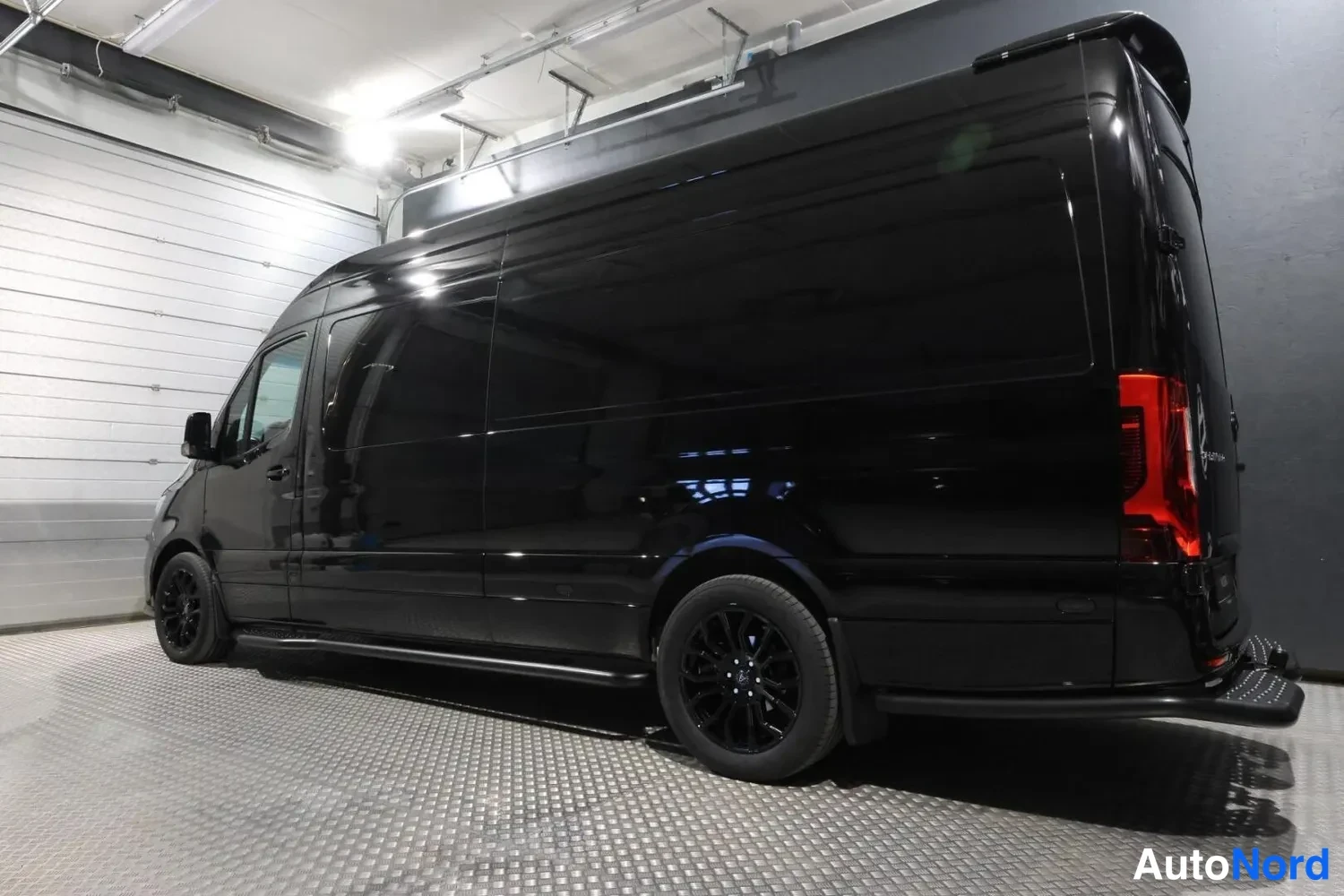 Musta Mercedes-Benz Sprinter 2026, takaviisto, kuva 9