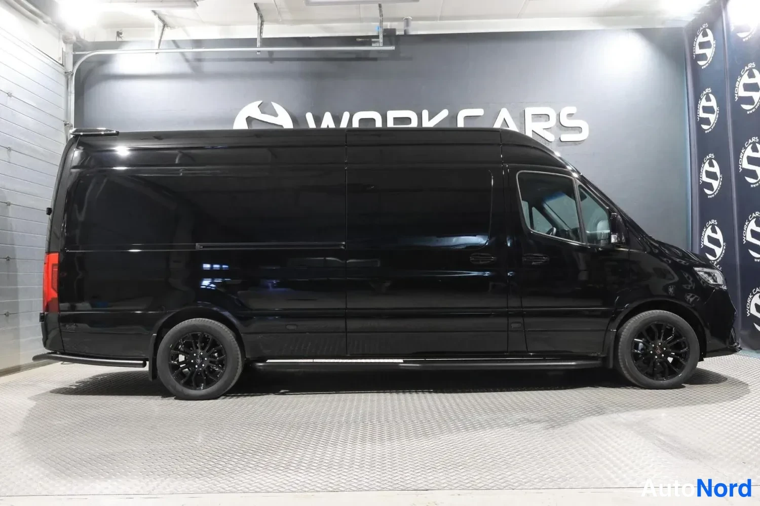 Musta Mercedes-Benz Sprinter 2026, sivulta, kuva 6