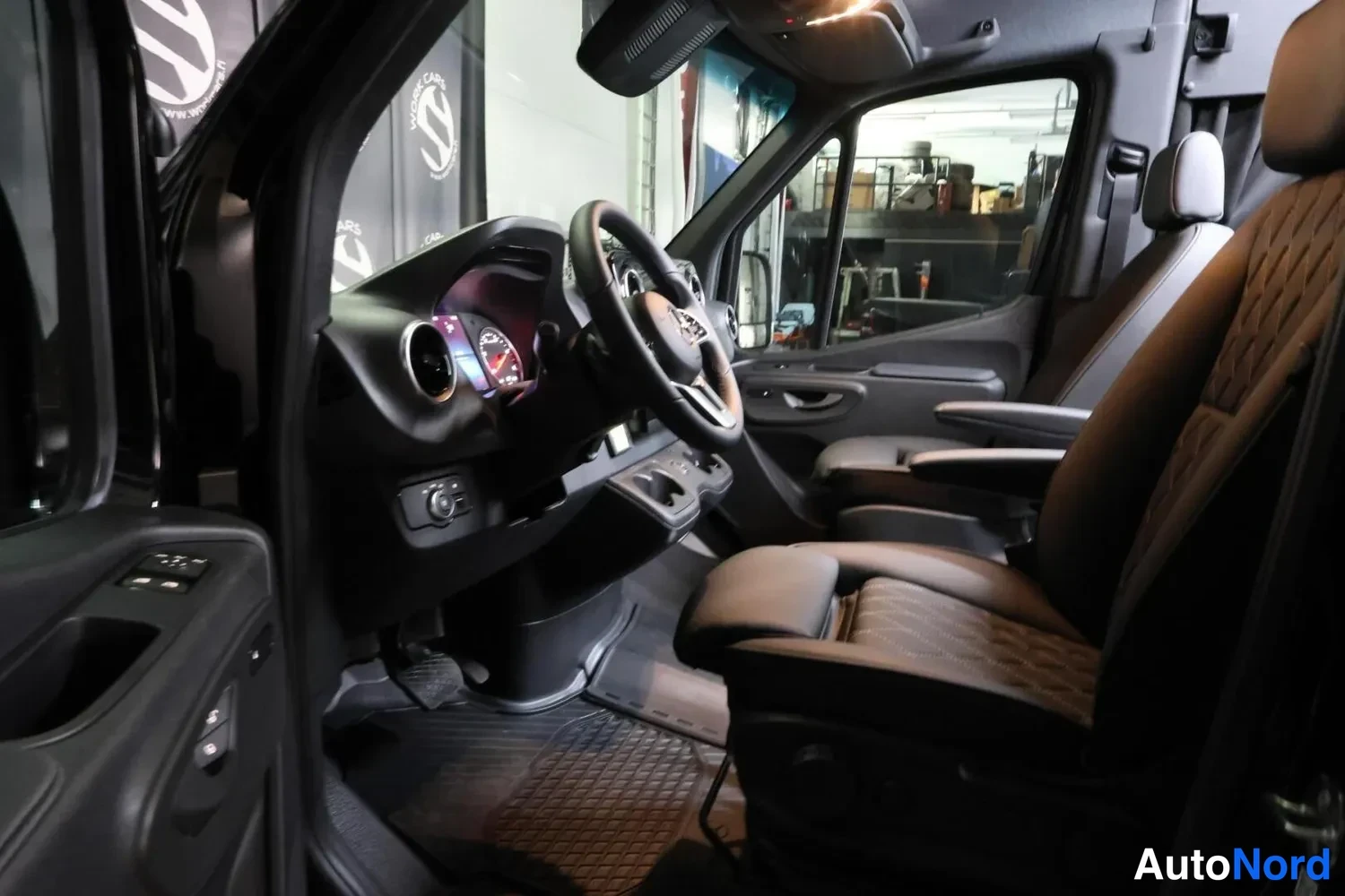 Musta Mercedes-Benz Sprinter 2026, ohjaamo, kuva 11