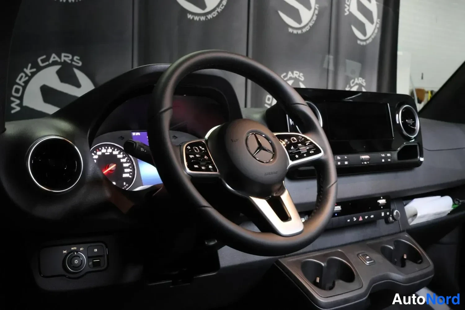 Musta Mercedes-Benz Sprinter 2026, ohjaamo, kuva 16