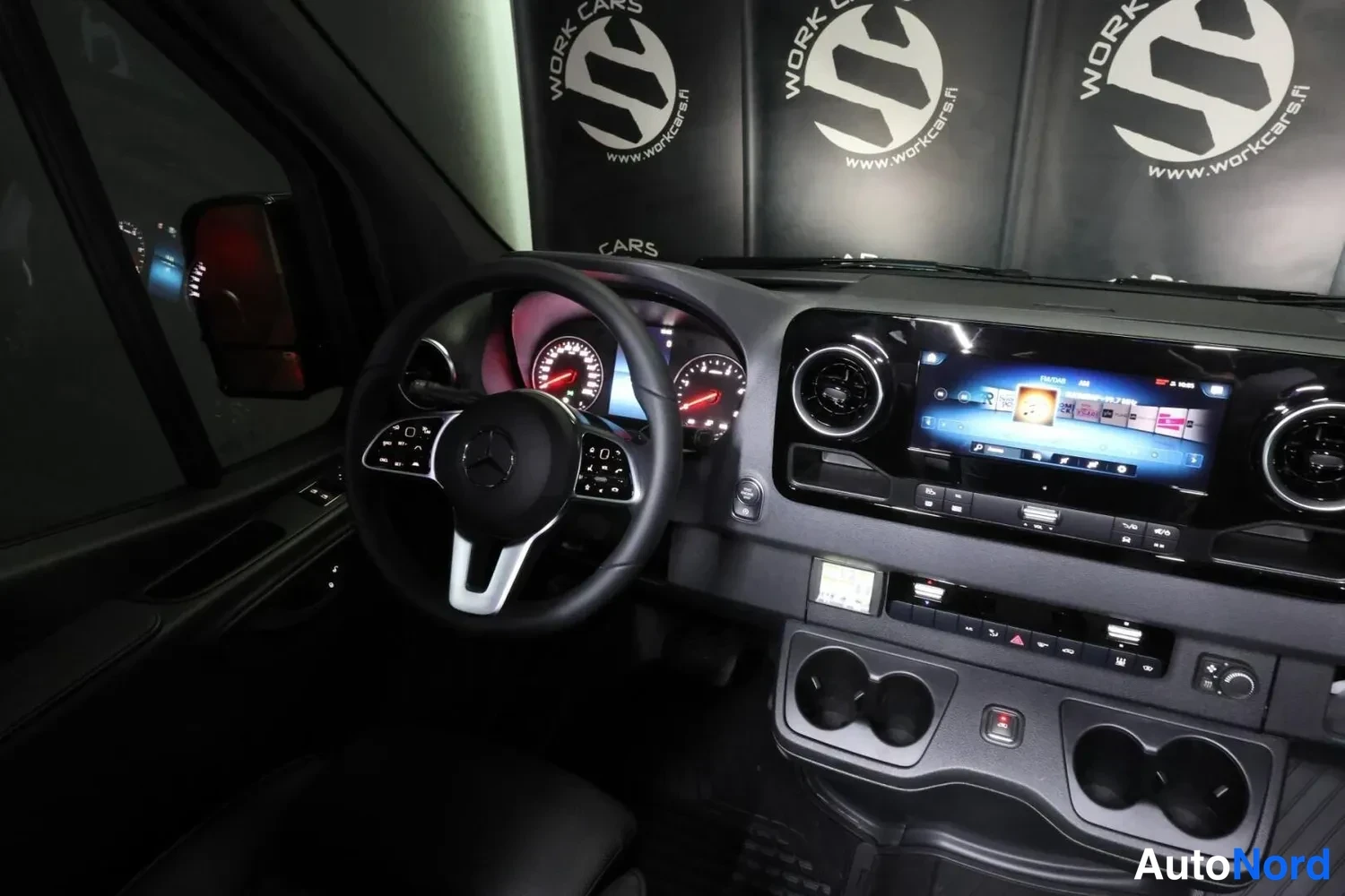 Musta Mercedes-Benz Sprinter 2026, ohjaamo, kuva 12
