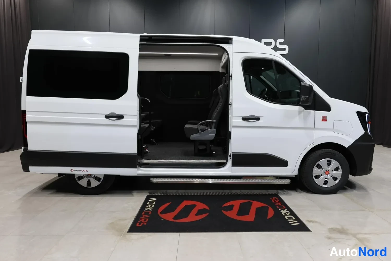 Valkoinen Renault Master 2026, etuviisto, keula oikealle, kuva 4
