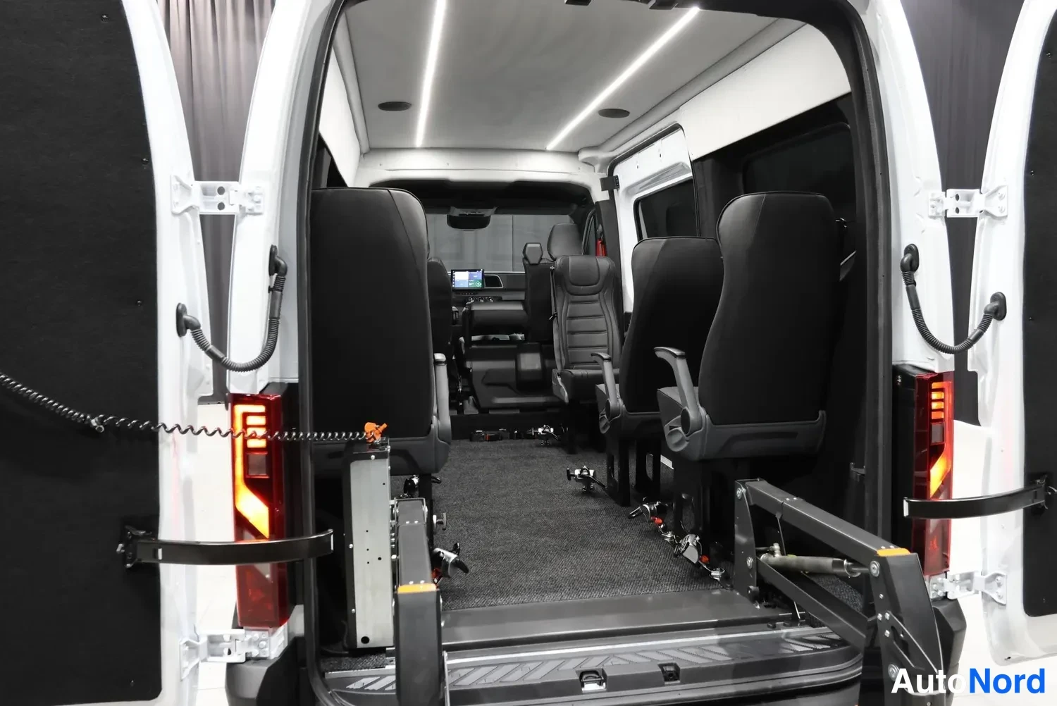 Valkoinen Renault Master 2026, takaa, kuva 13