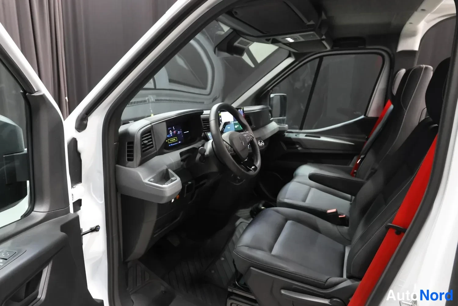 Valkoinen Renault Master 2026, ohjaamo, kuva 14