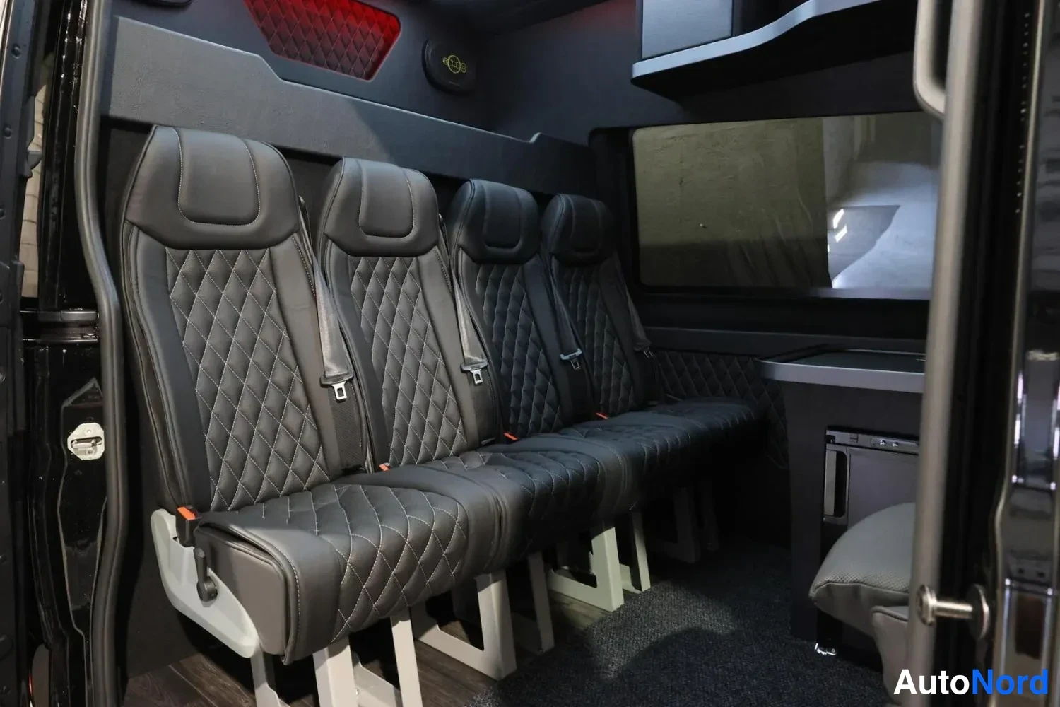 Musta Mercedes-Benz Sprinter 419 CDI 2026, takaistuimet, kuva 15