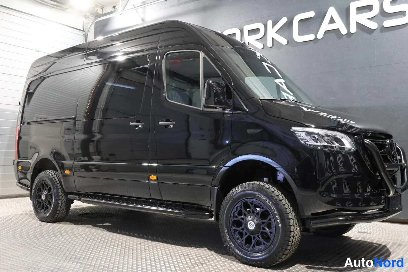 Musta Mercedes-Benz Sprinter 319 CDI 2026, etuviisto, keula oikealle, kuva 3