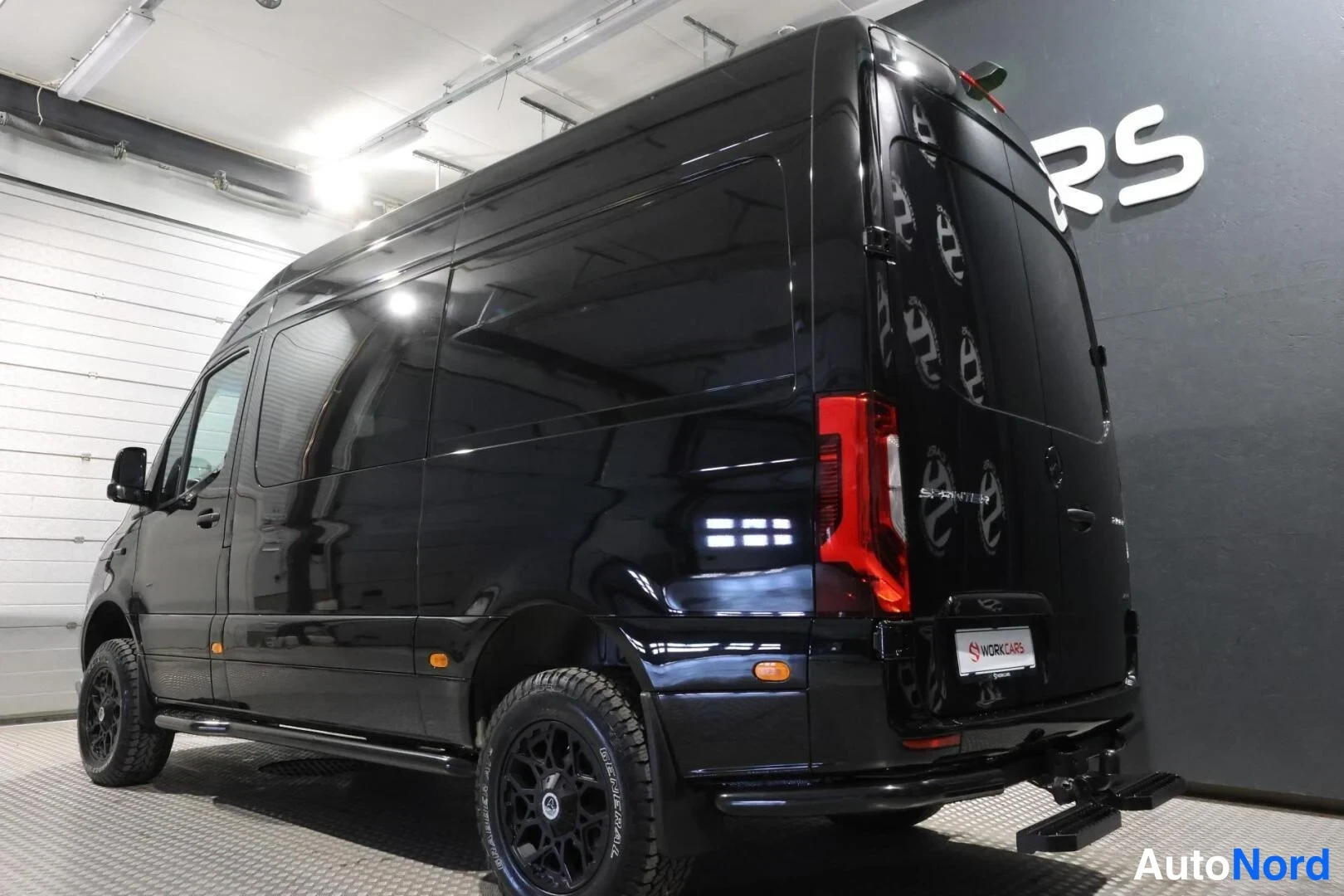 Musta Mercedes-Benz Sprinter 319 CDI 2026, takaviisto, kuva 6