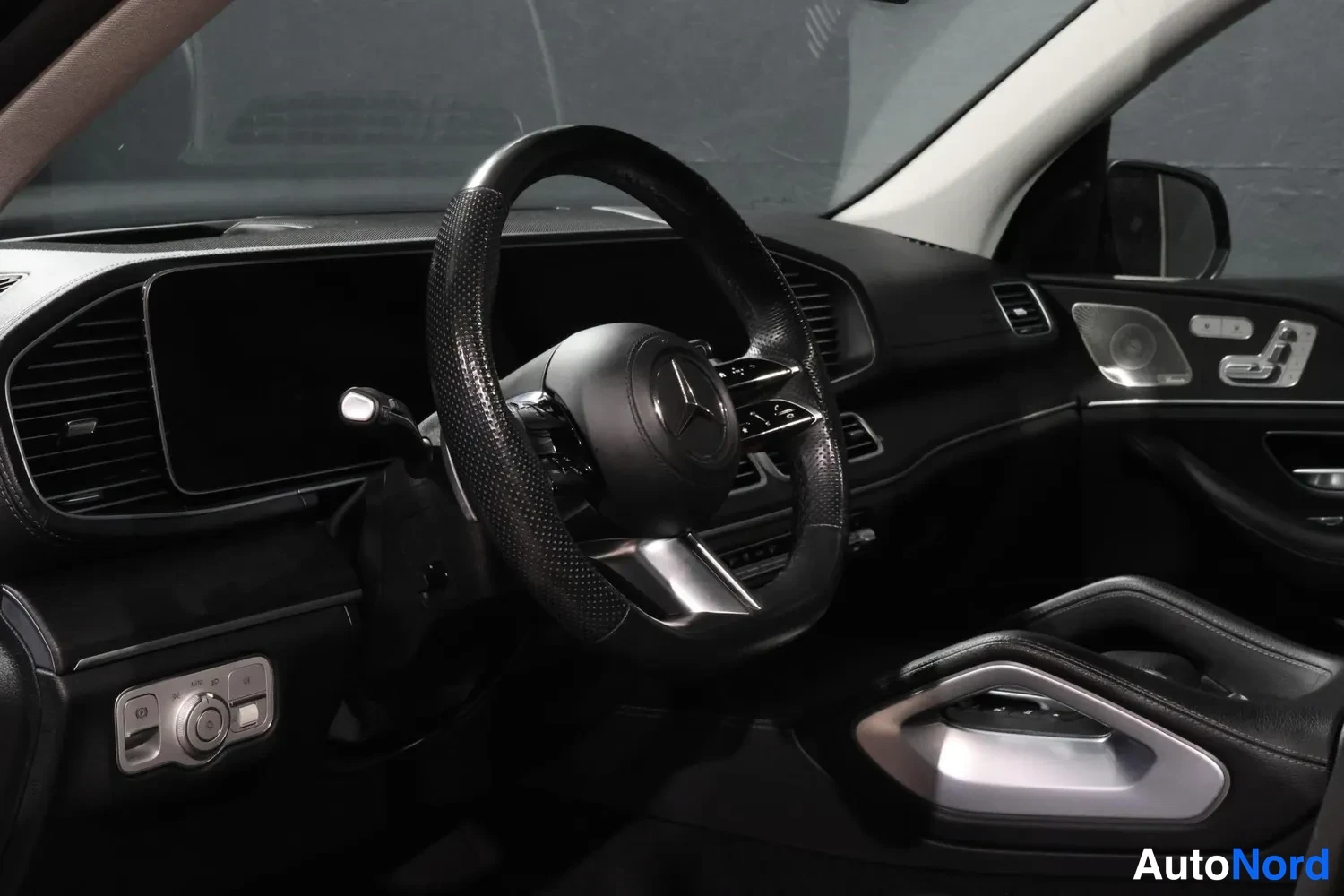 Musta Mercedes-Benz GLS 450 d 4MATIC 2024, ohjaamo, kuva 9