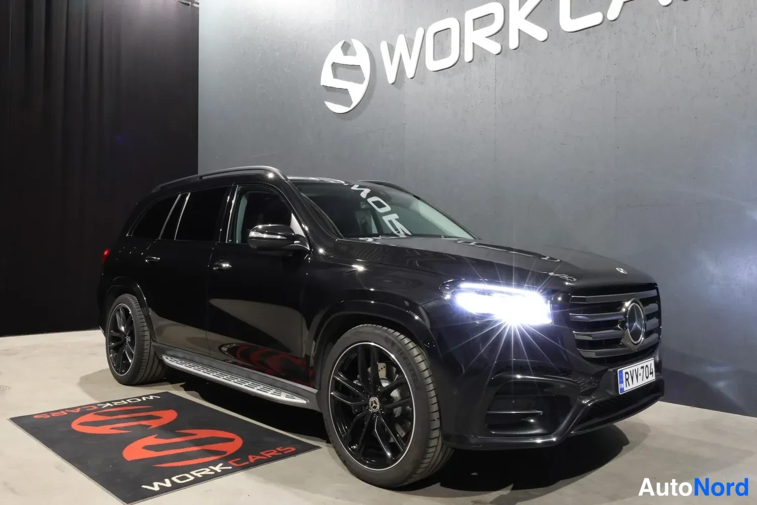 Musta Mercedes-Benz GLS 450 d 4MATIC 2024, etuviisto, keula oikealle, kuva 3