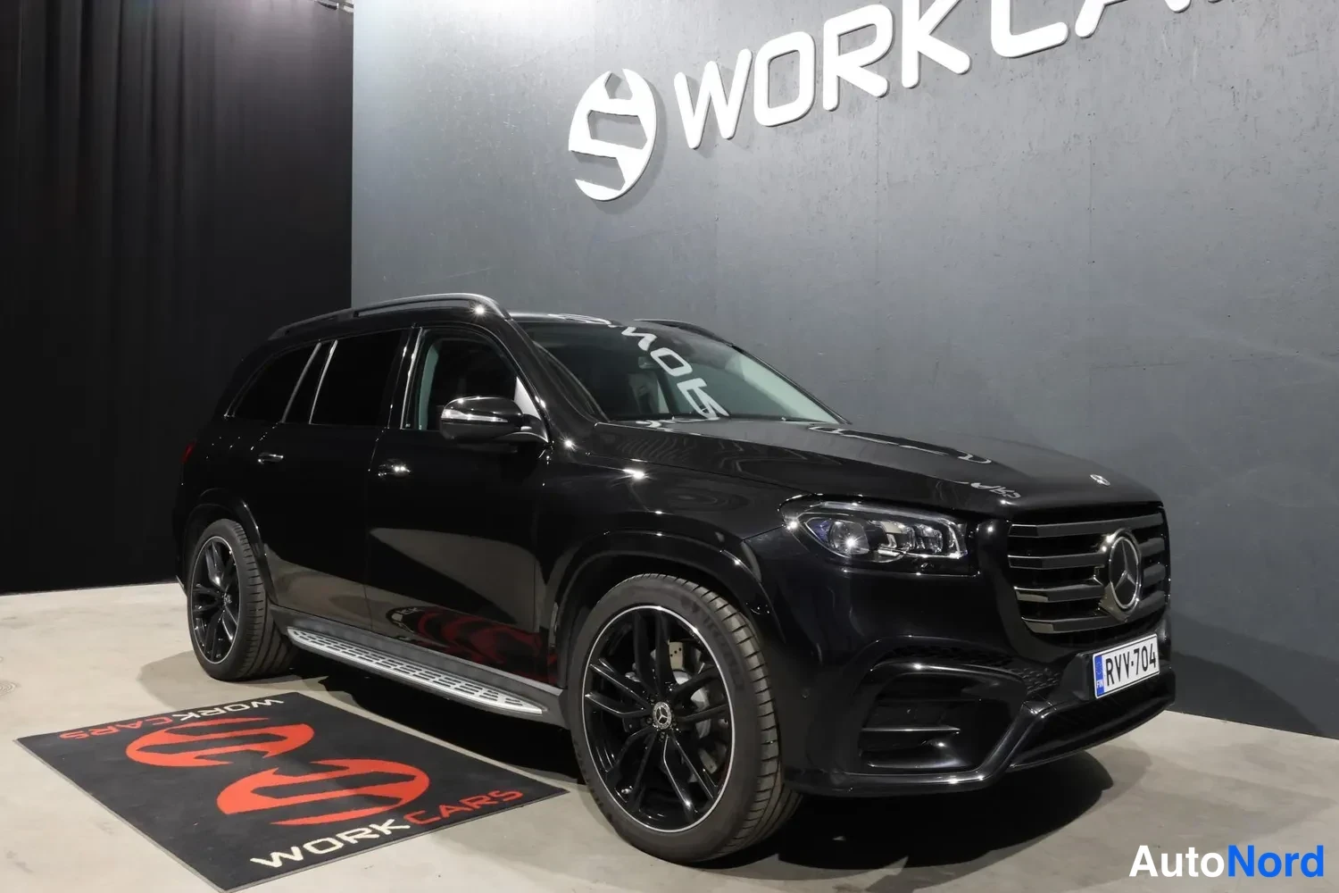 Musta Mercedes-Benz GLS 450 d 4MATIC 2024, etuviisto, keula oikealle, kuva 4