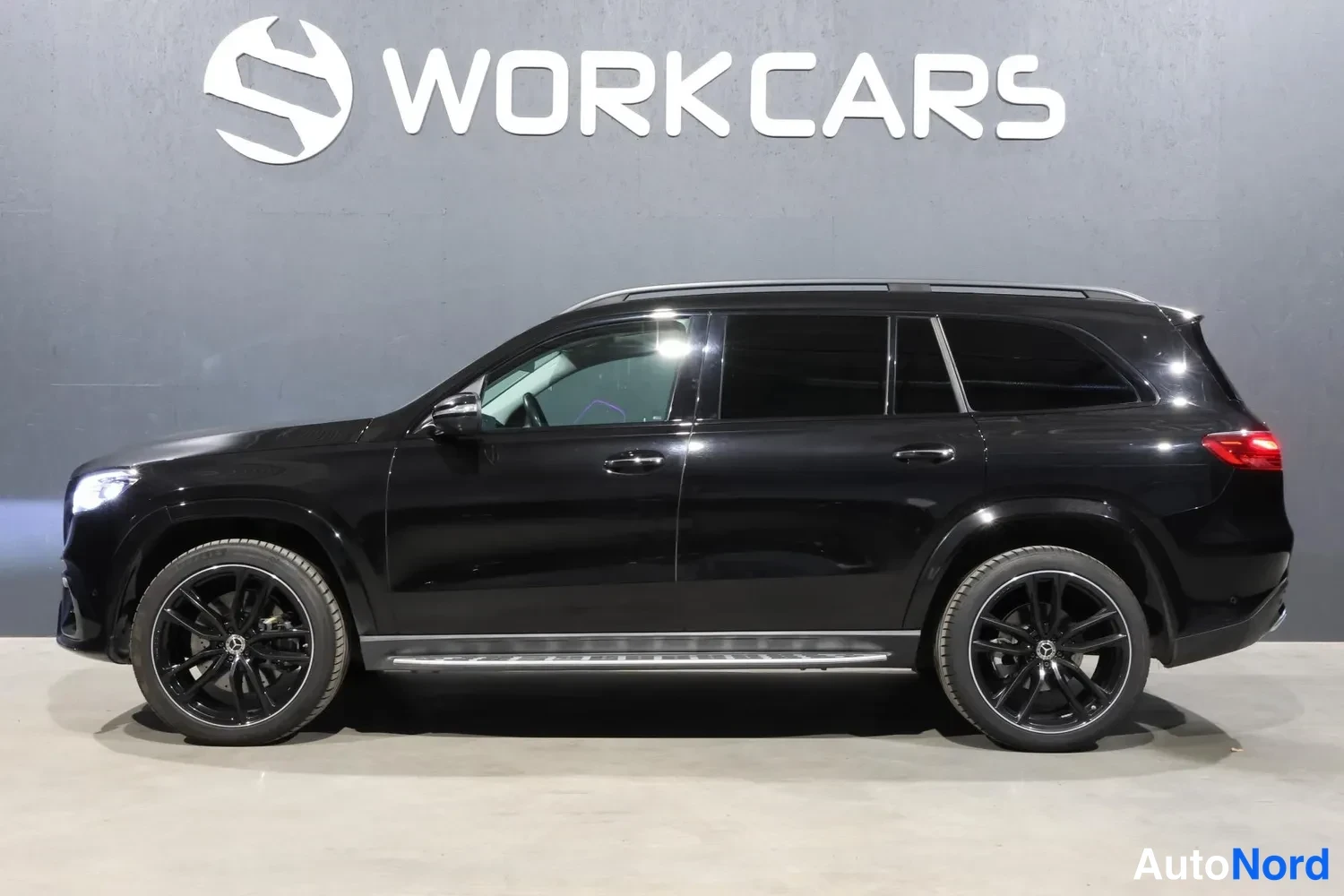 Musta Mercedes-Benz GLS 450 d 4MATIC 2024, etuviisto, keula vasemmalle, kuva 2