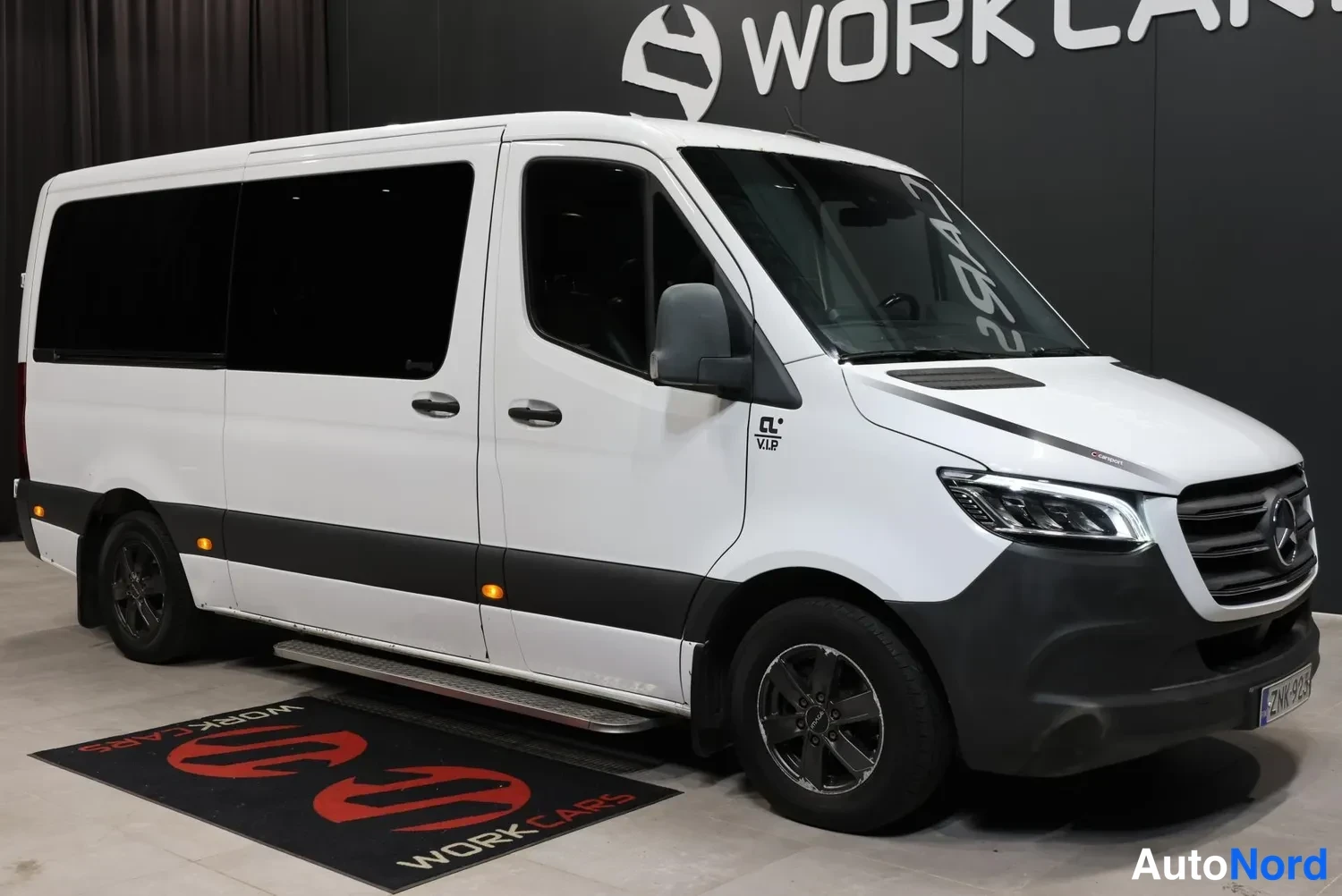 Valkoinen Mercedes-Benz Sprinter 2020, etuviisto, keula oikealle, kuva 4