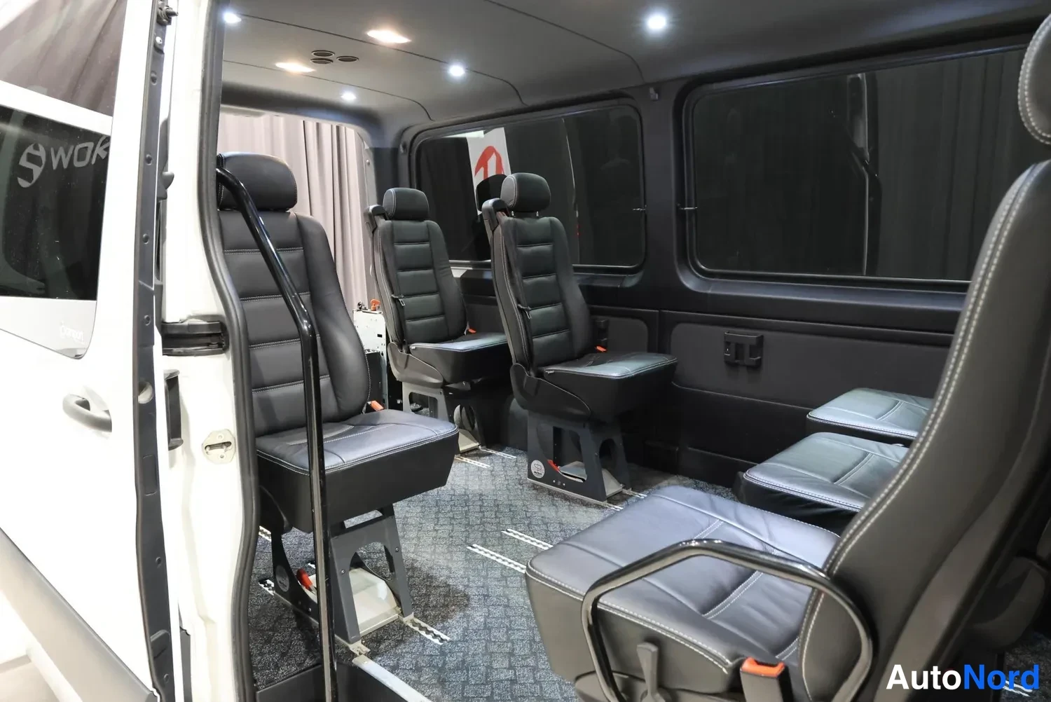 Valkoinen Mercedes-Benz Sprinter 2020, takaistuimet, kuva 18