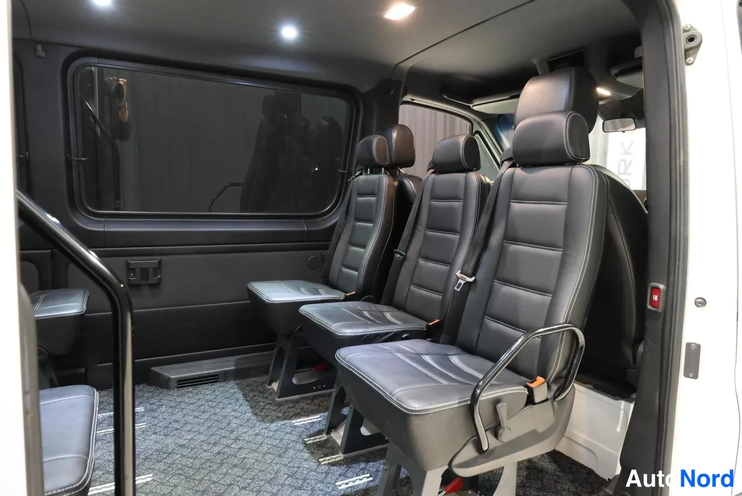 Valkoinen Mercedes-Benz Sprinter 2020, takaistuimet, kuva 19
