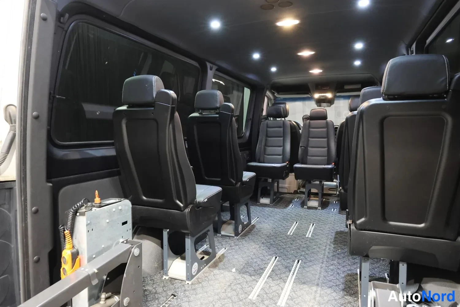 Valkoinen Mercedes-Benz Sprinter 2020, takaistuimet, kuva 21