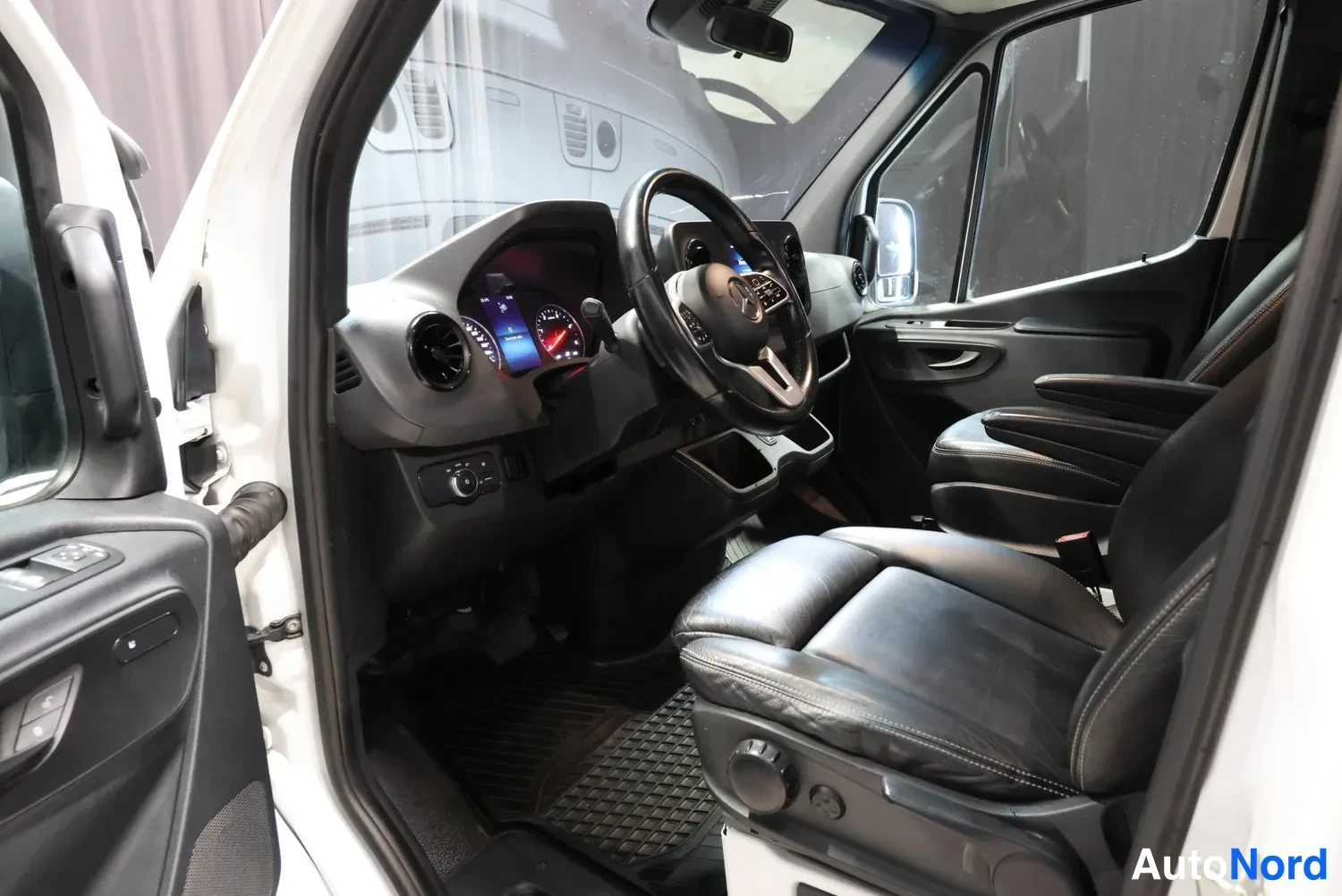 Valkoinen Mercedes-Benz Sprinter 2020, ohjaamo, kuva 14