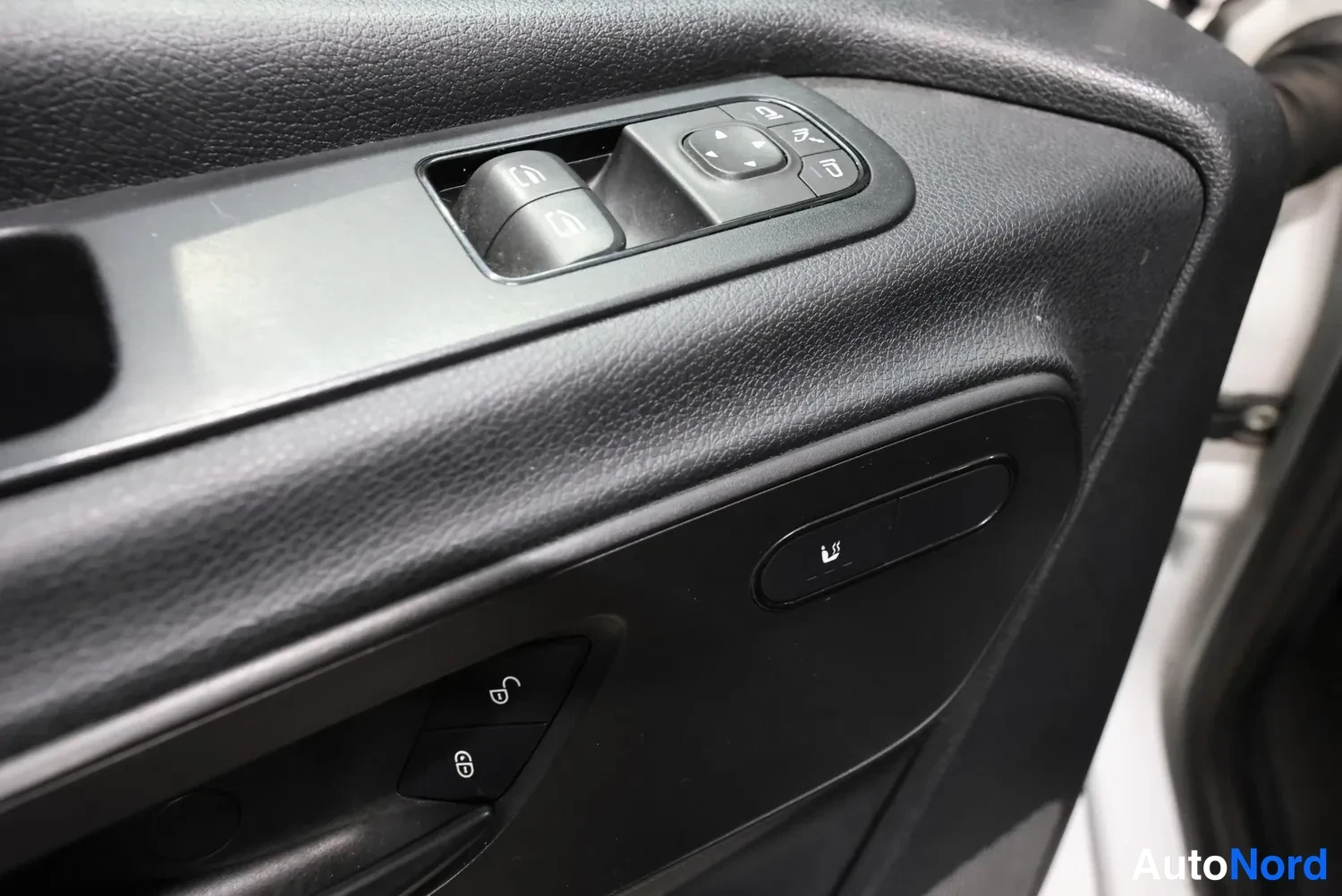 Valkoinen Mercedes-Benz Sprinter 2020, yksityiskohta, kuva 28