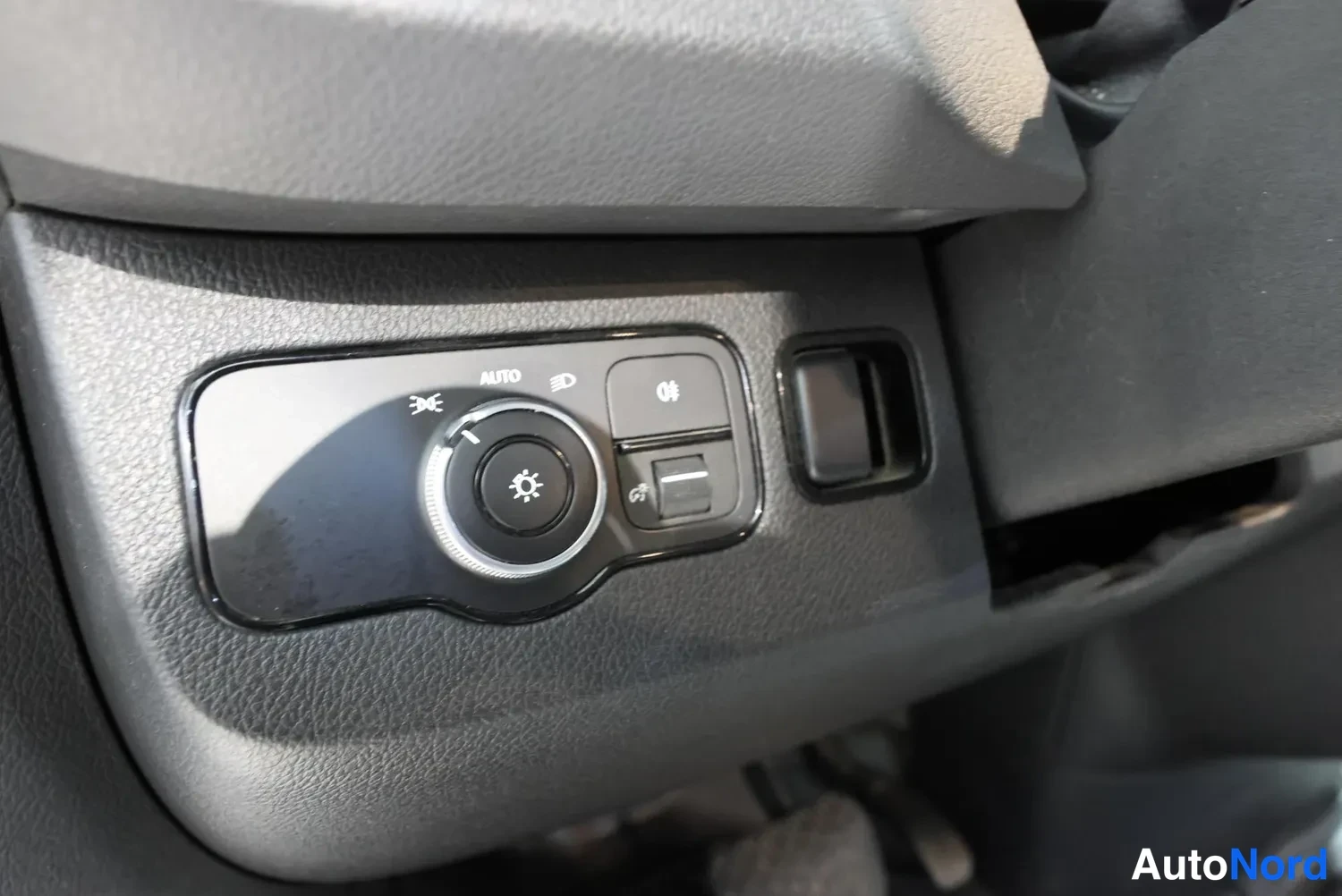 Valkoinen Mercedes-Benz Sprinter 2020, yksityiskohta, kuva 29
