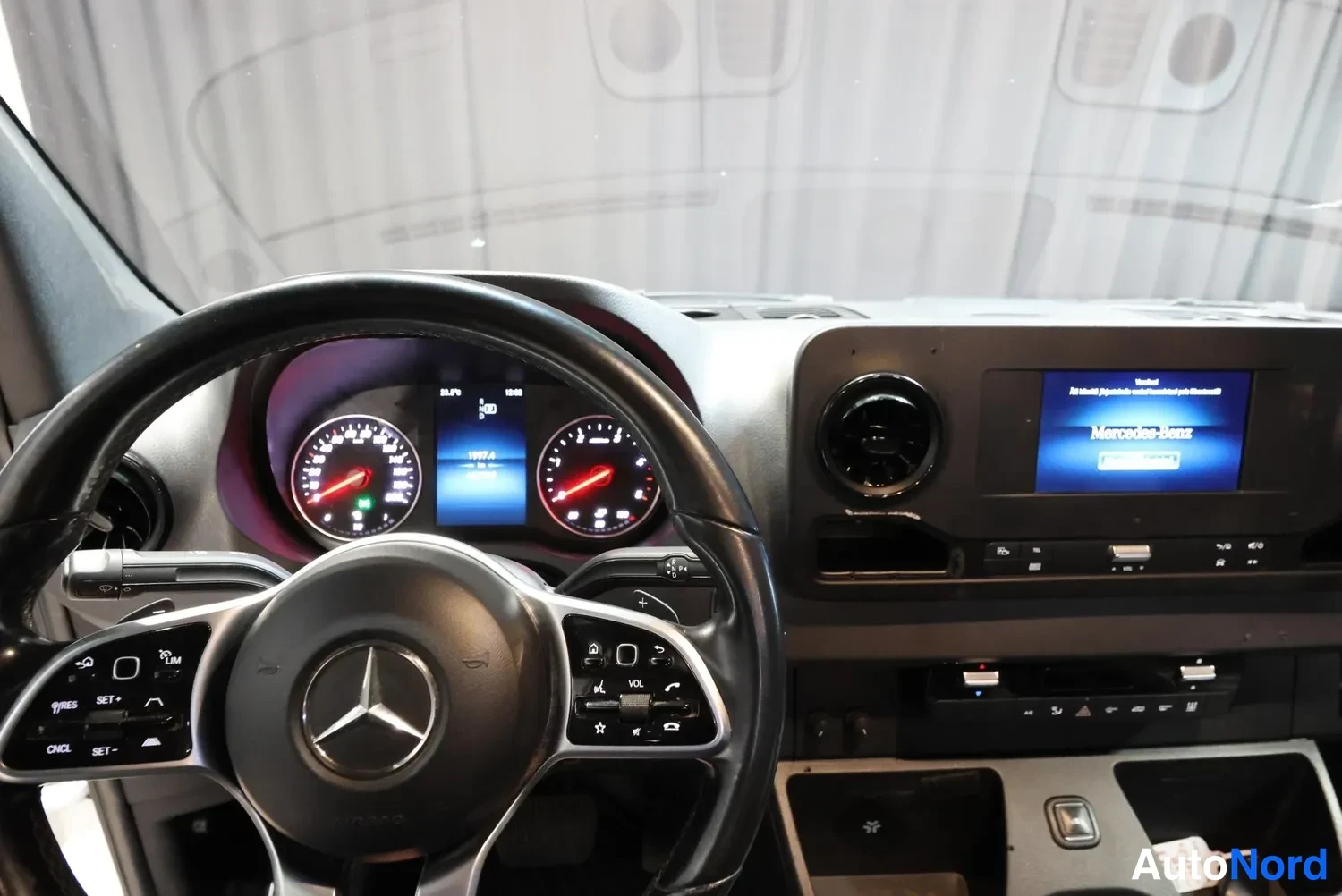 Valkoinen Mercedes-Benz Sprinter 2020, ohjaamo, kuva 16