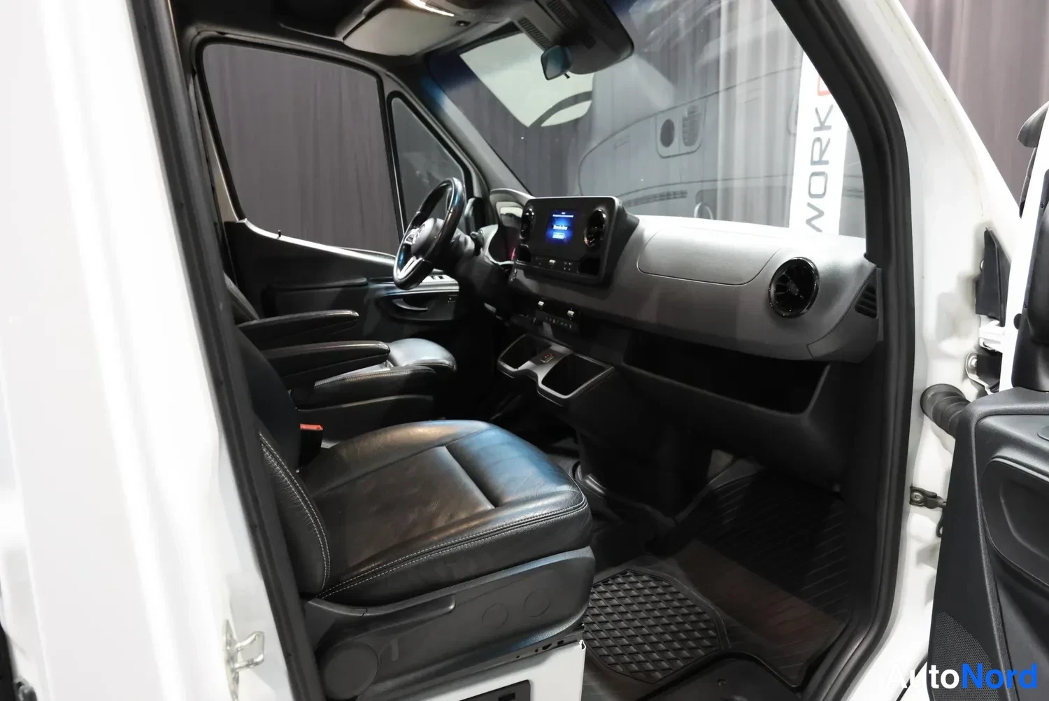 Valkoinen Mercedes-Benz Sprinter 2020, ohjaamo, kuva 15