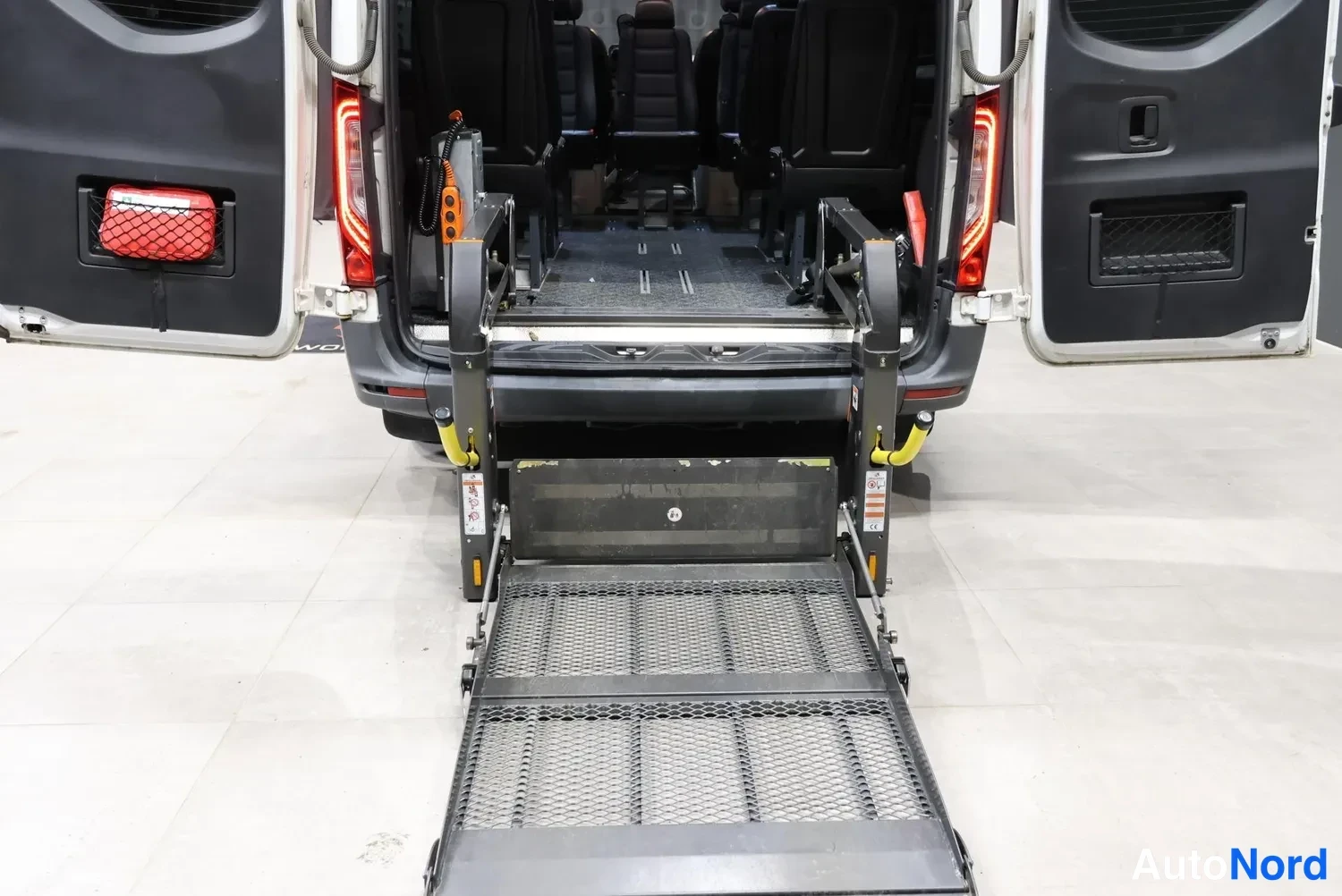 Valkoinen Mercedes-Benz Sprinter 2020, takaa, kuva 12