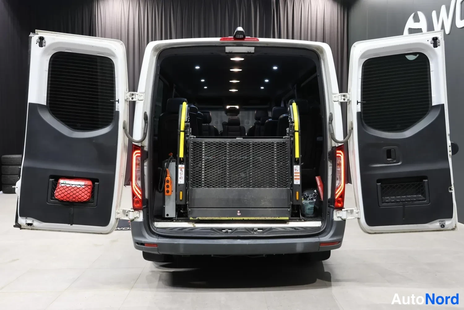 Valkoinen Mercedes-Benz Sprinter 2020, takaa, kuva 13