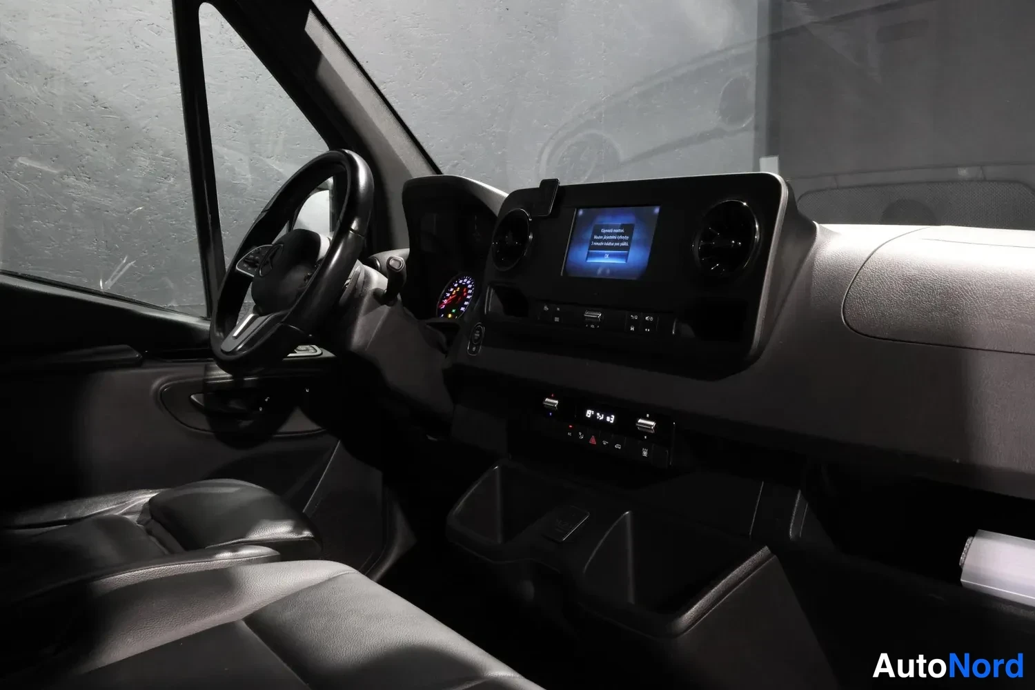 Harmaa Mercedes-Benz Sprinter 2020, ohjaamo, kuva 9