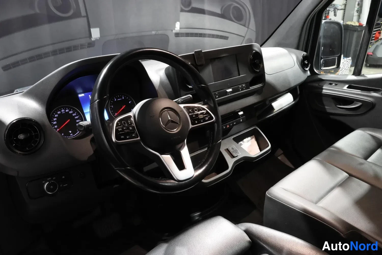 Harmaa Mercedes-Benz Sprinter 2020, ohjaamo, kuva 8