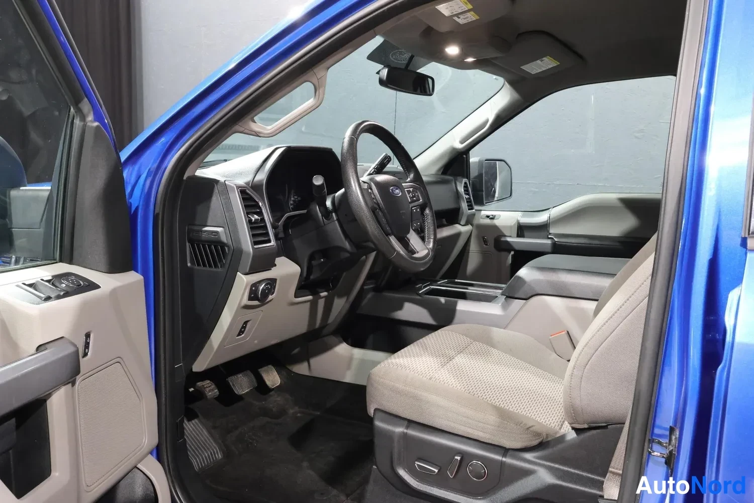 Sininen Ford F-150 2017, ohjaamo, kuva 13