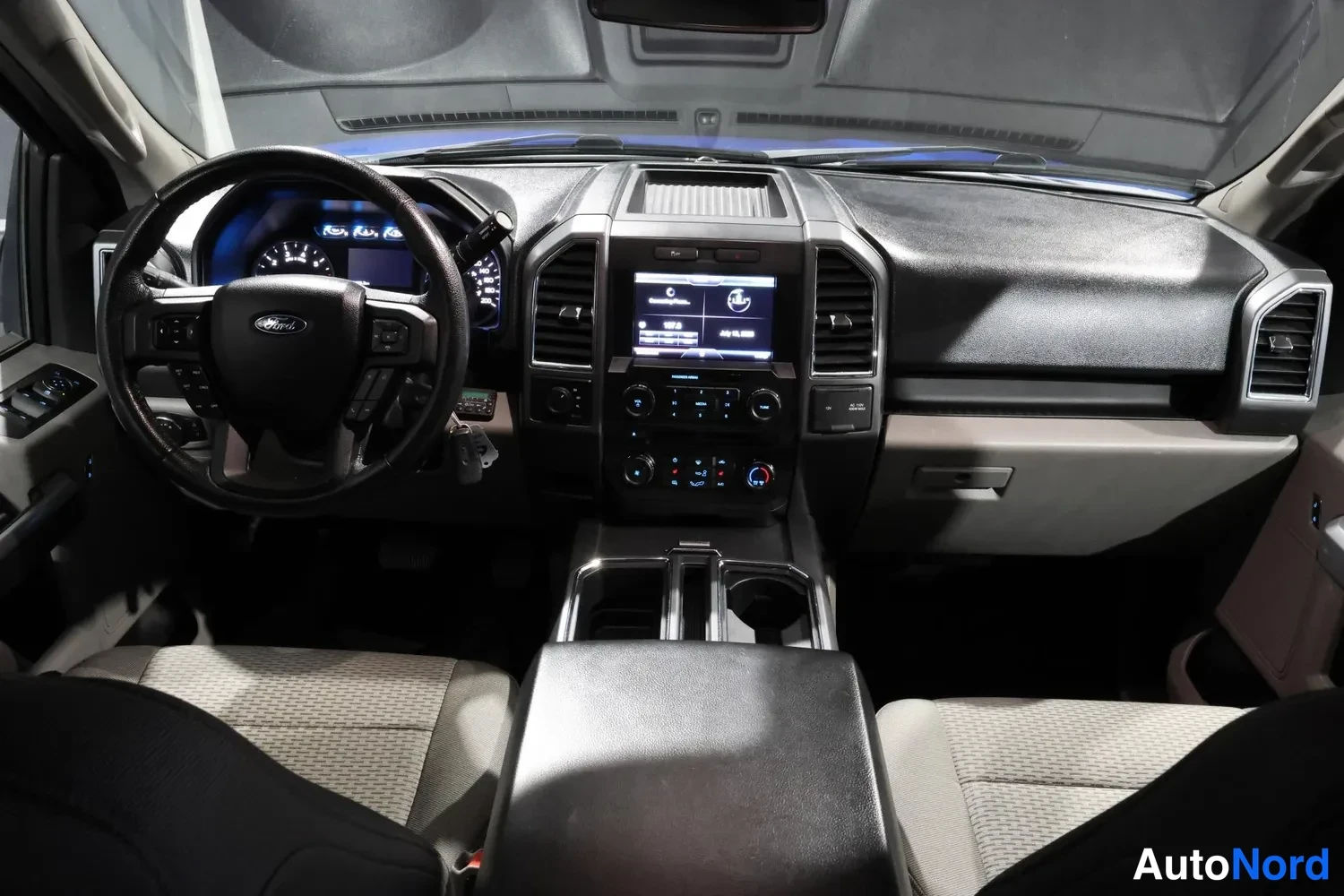 Sininen Ford F-150 2017, ohjaamo, kuva 14