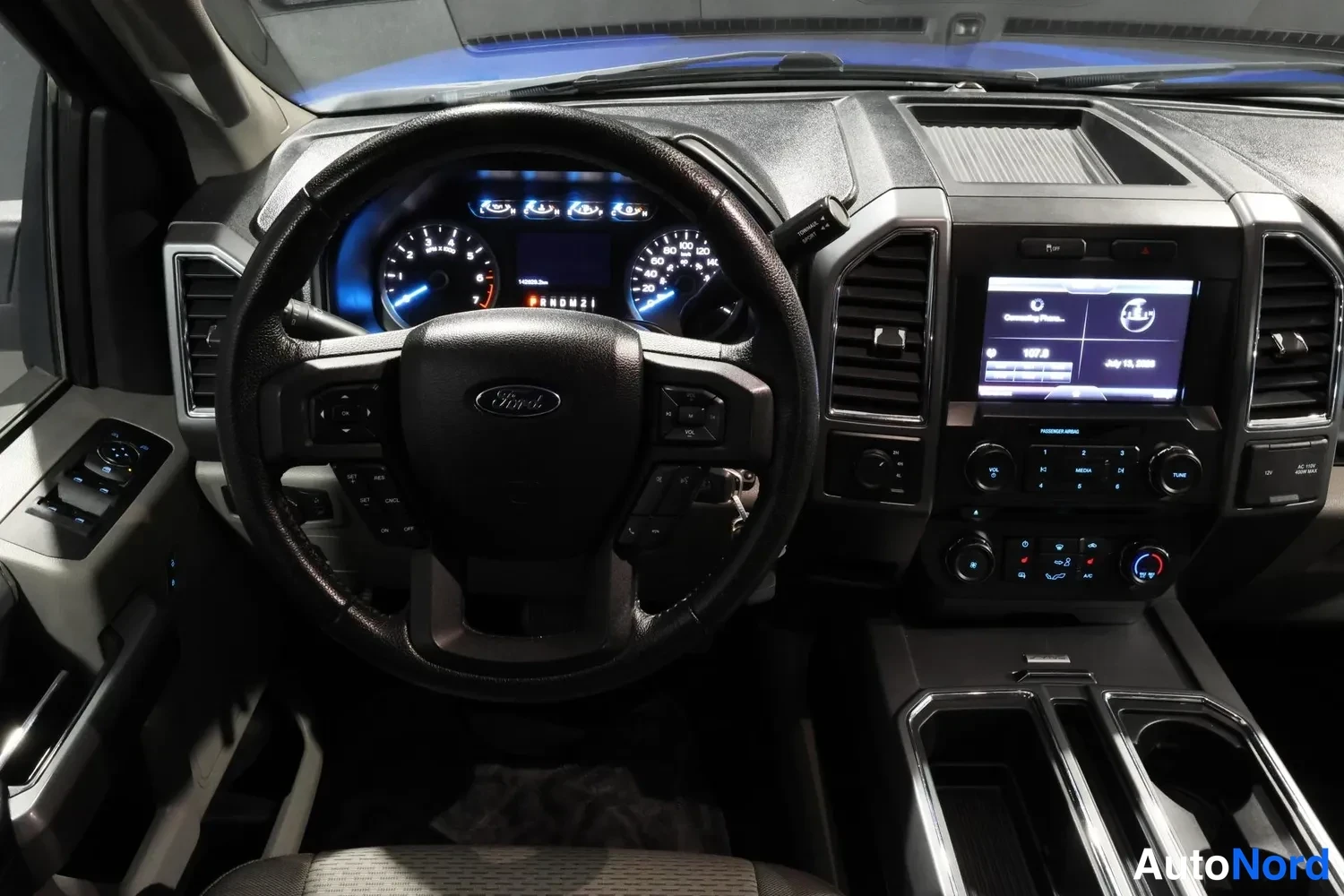 Sininen Ford F-150 2017, ohjaamo, kuva 15