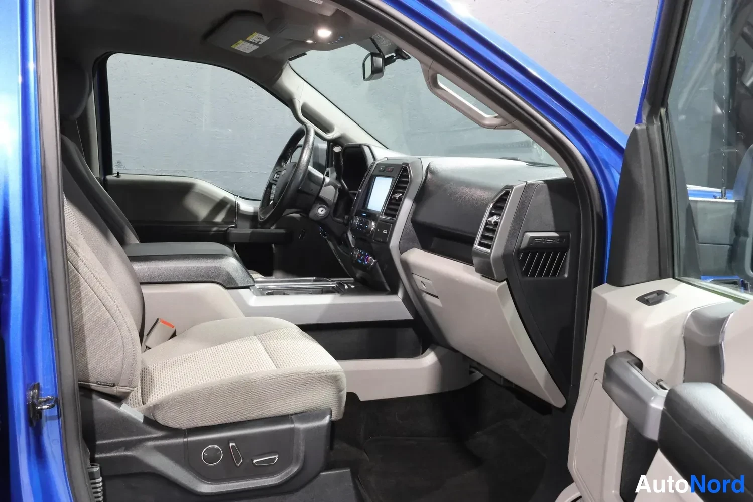 Sininen Ford F-150 2017, ohjaamo, kuva 16