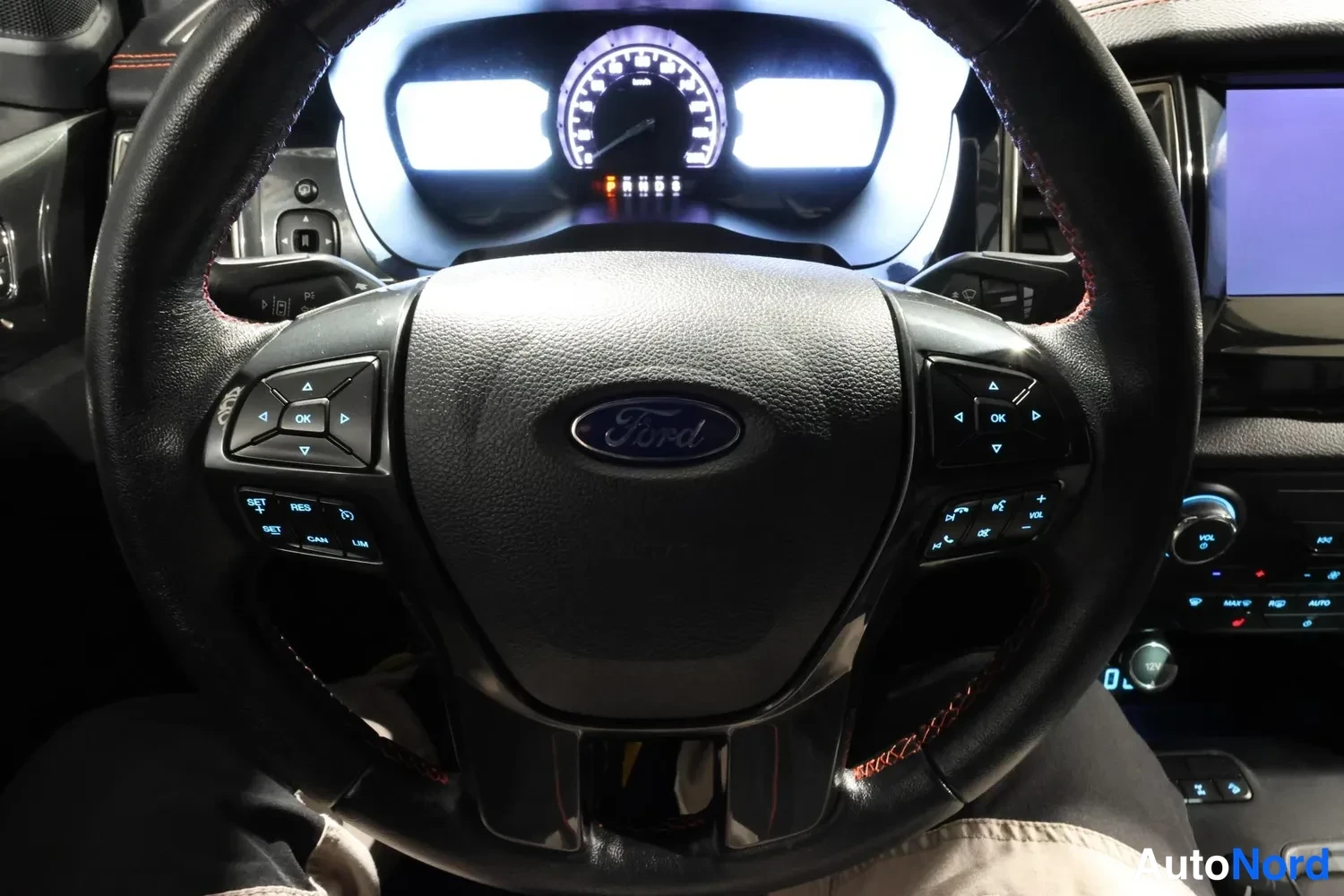 Punainen Ford Ranger 2022, ohjaamo, kuva 8