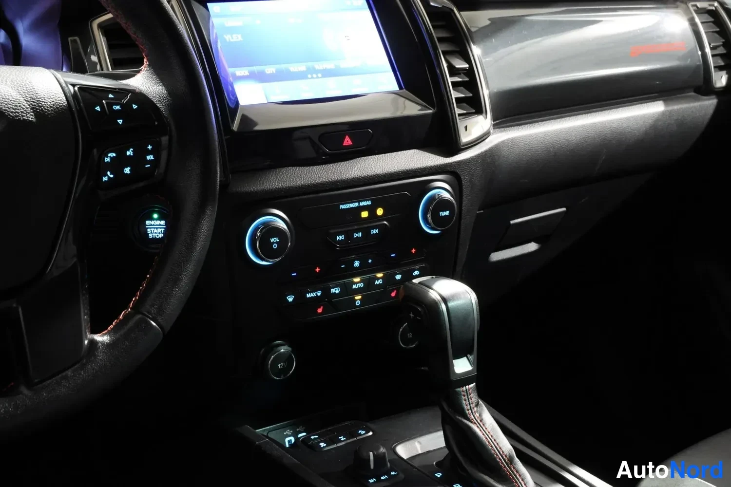 Punainen Ford Ranger 2022, ohjaamo, kuva 10