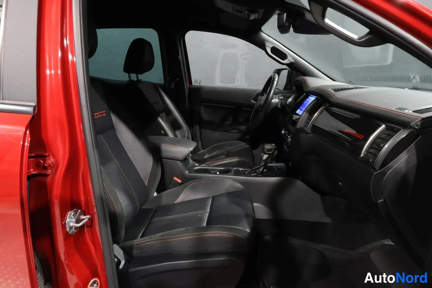 Punainen Ford Ranger 2022, etuistuimet, kuva 11