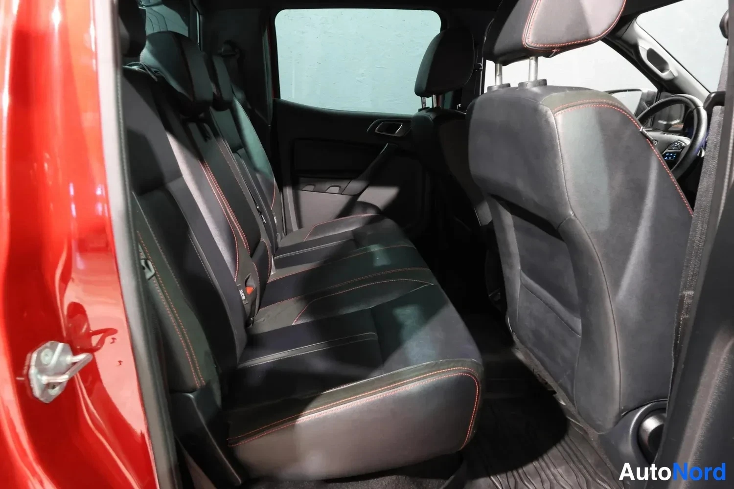 Punainen Ford Ranger 2022, takaistuimet, kuva 12