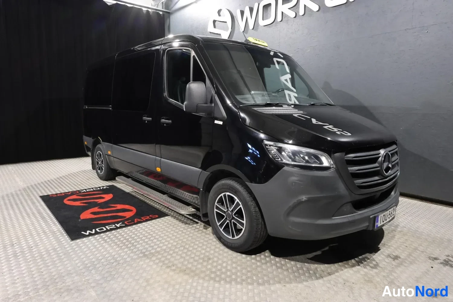 Musta Mercedes-Benz Sprinter 2021, etuviisto, keula oikealle, kuva 5