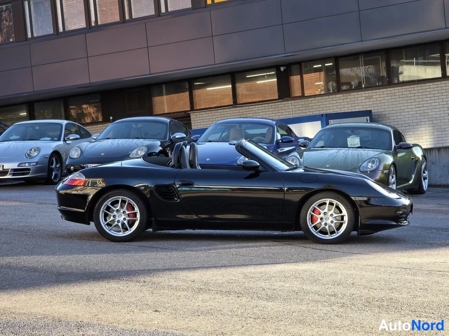 Musta Porsche Boxster S 2004, sivulta, kuva 6