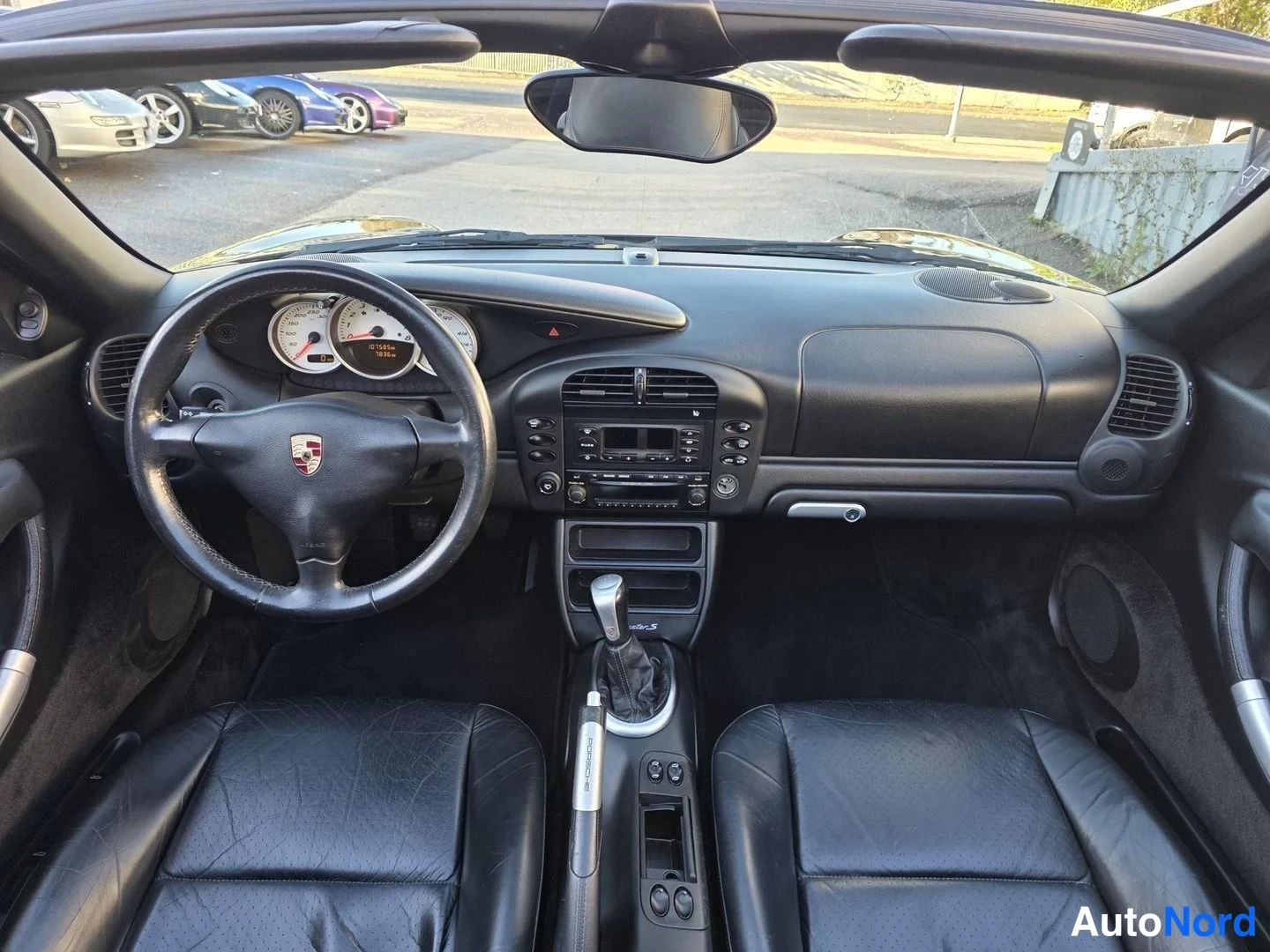 Musta Porsche Boxster S 2004, ohjaamo, kuva 10